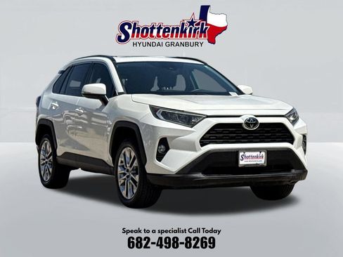 Used 2021 Toyota RAV4 XLE Premium FWD image 3