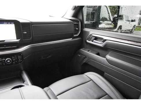 Used 2025 Chevrolet Silverado 2500 LTZ w/ LTZ Convenience Package AWD/4WD image 10
