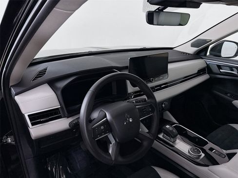 Used 2025 Mitsubishi Outlander SE image 9