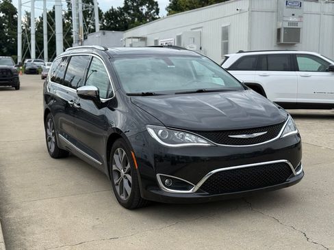 Used 2018 Chrysler Pacifica Limited w/ Tire & Wheel Group FWD image 4