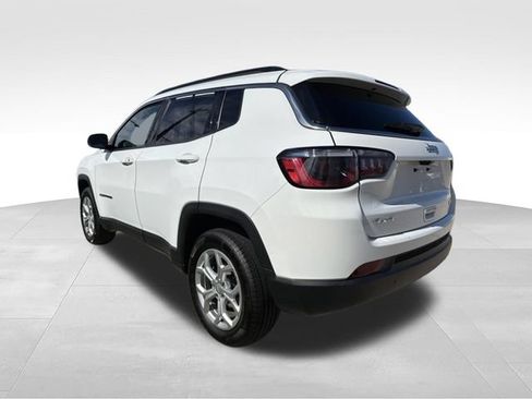 Used 2024 Jeep Compass Latitude AWD/4WD image 2