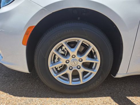New 2026 Chrysler Pacifica Select FWD image 22