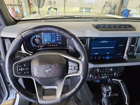 Used 2023 Ford Bronco Badlands image 16