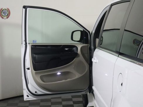 Used 2017 Dodge Grand Caravan SXT w/ Rear Park Assist Package image 33