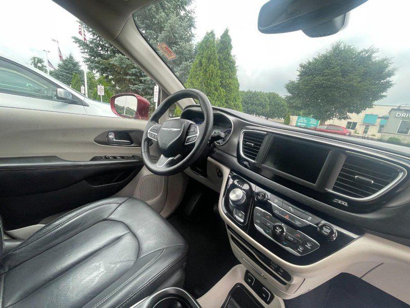 Used 2020 Chrysler Pacifica Touring FWD image 6