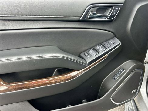 Used 2019 Chevrolet Suburban LT image 21
