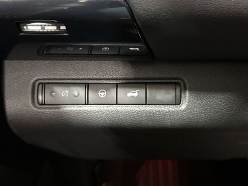 Used 2025 Nissan Pathfinder SV FWD image 18