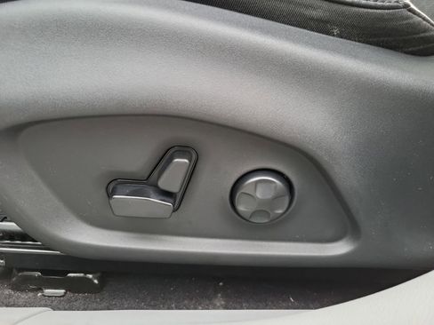 Used 2018 Jeep Compass Latitude w/ Popular Equipment Group image 19