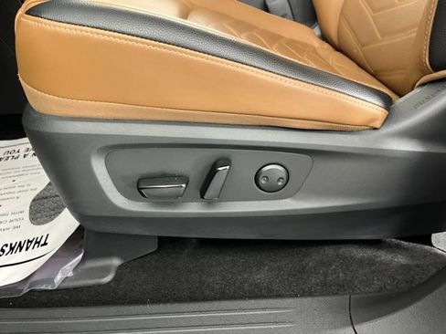 Used 2025 Nissan Pathfinder Platinum w/ Black Appearance Package FWD image 34