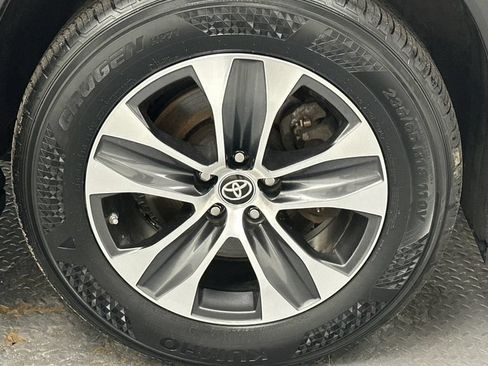 Used 2024 Toyota Highlander XLE AWD/4WD image 21