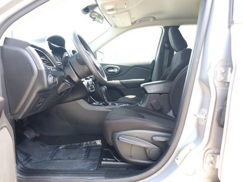 Used 2020 Jeep Cherokee Latitude FWD image 11