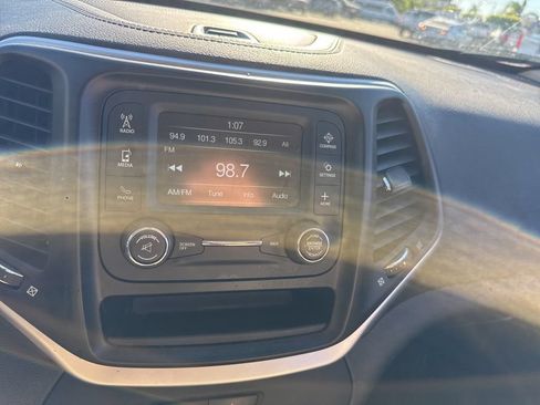 Used 2016 Jeep Cherokee Sport FWD image 8