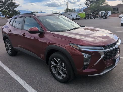 Used 2025 Chevrolet Trax LT image 4