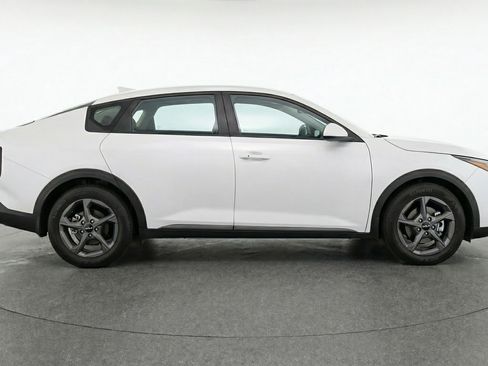 Used 2025 Kia K4 LXS image 11