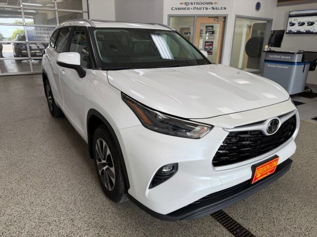 Used 2023 Toyota Highlander XLE AWD/4WD image 4
