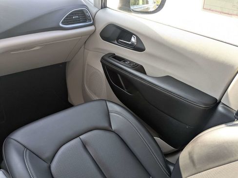 Used 2023 Chrysler Pacifica Touring-L FWD image 17