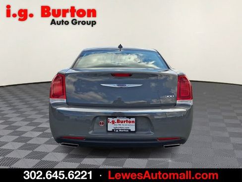 Used 2018 Chrysler 300 Touring RWD image 5