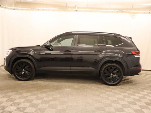 Certified 2026 Volkswagen Atlas SE w/ Black Wheel Package FWD image 3
