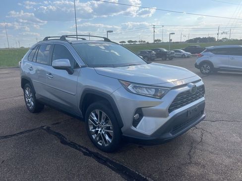 Used 2021 Toyota RAV4 XLE Premium image 3
