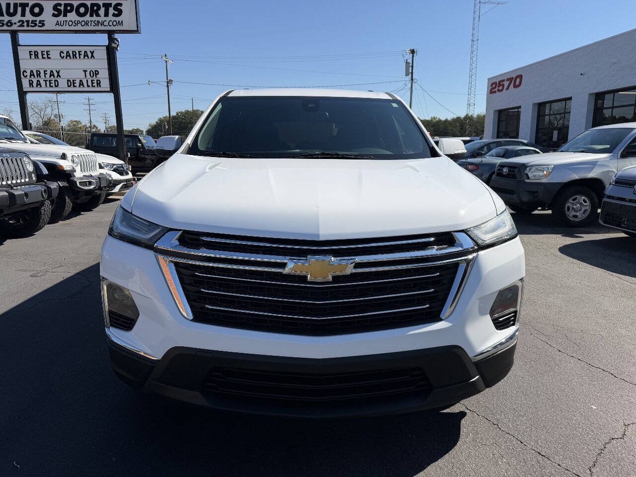 Used 2022 Chevrolet Traverse LT FWD image 2