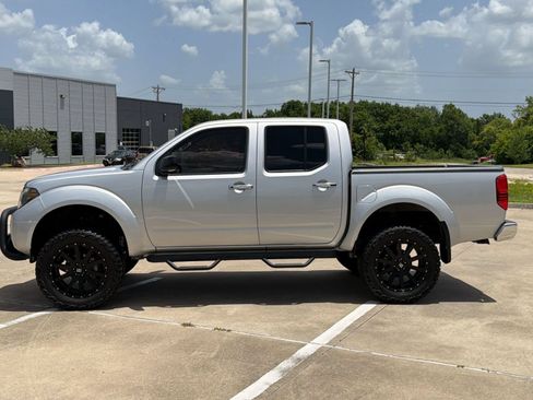 Used 2020 Nissan Frontier SV RWD image 2