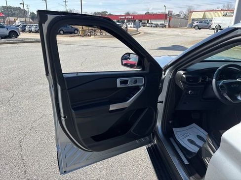 Certified 2022 Ford Explorer Limited w/ Equipment Group 301A image 10