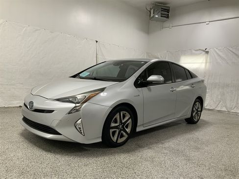 Used 2018 Toyota Prius Three image 2