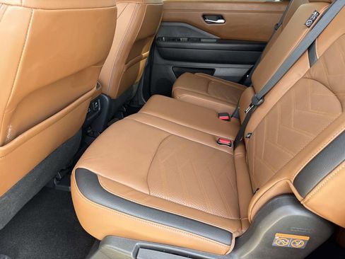 Used 2024 Nissan Pathfinder Platinum w/ Black Appearance Package image 15