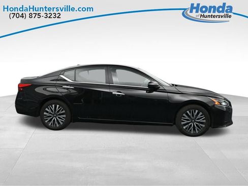 Used 2025 Nissan Altima 2.5 SV FWD image 9