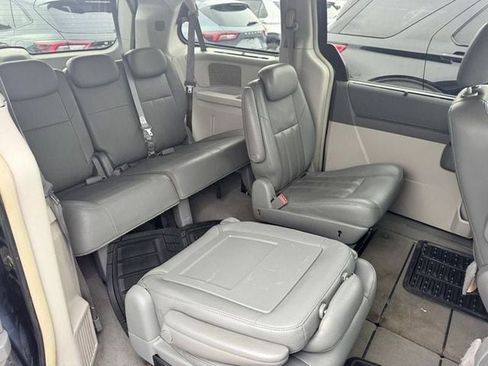 Used 2008 Chrysler Town & Country Touring FWD image 5