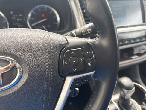 Used 2018 Toyota Highlander XLE AWD/4WD image 18