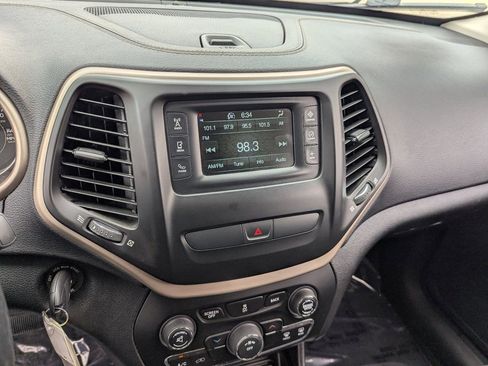 Used 2016 Jeep Cherokee Latitude FWD image 23