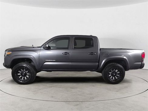 Used 2019 Toyota Tacoma TRD Sport image 2