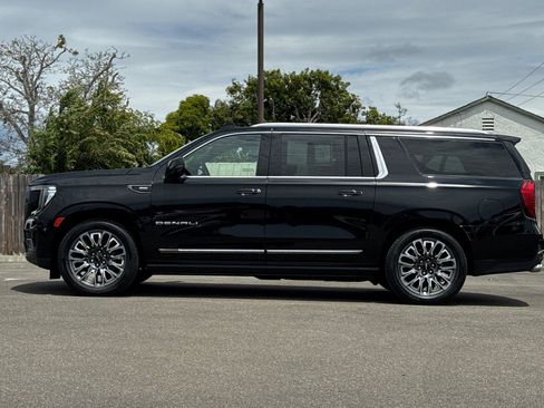 Used 2024 GMC Yukon XL Denali Ultimate AWD/4WD image 9