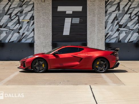 Used 2025 Chevrolet Corvette Z06 RWD image 2