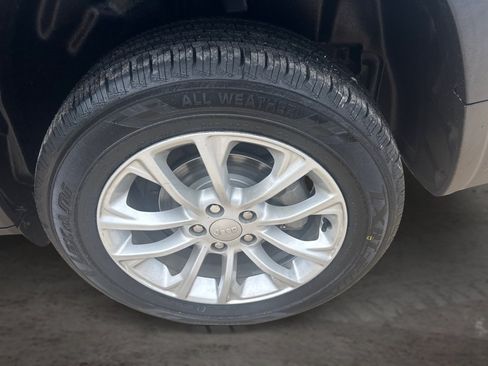 Used 2021 Jeep Cherokee Latitude FWD image 16