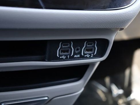 Used 2023 Chrysler Pacifica Touring-L image 24