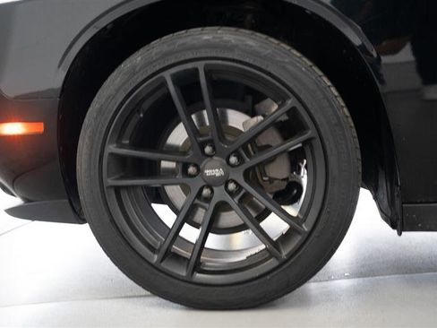 Used 2017 Dodge Challenger SXT image 9