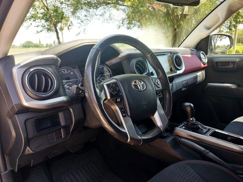 Used 2017 Toyota Tacoma TRD Sport image 13