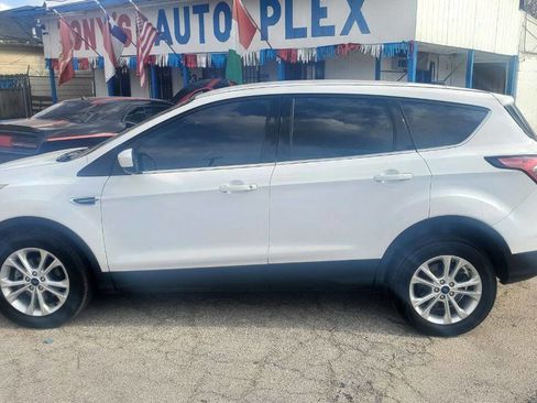 Used 2017 Ford Escape SE image 6