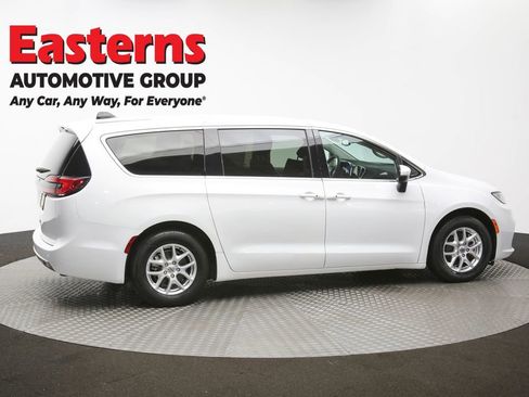 Used 2023 Chrysler Pacifica Touring-L image 44