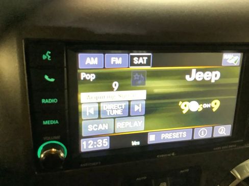 Used 2018 Jeep Wrangler Unlimited Rubicon w/ Connectivity Group AWD/4WD image 34