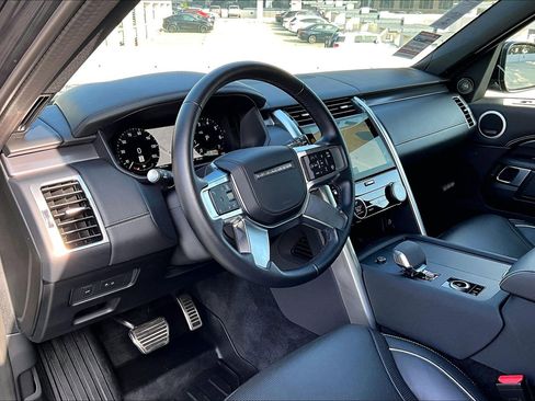 Used 2024 Land Rover Discovery Metropolitan Edition image 15