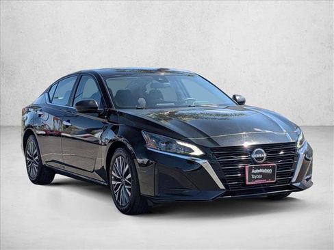 Used 2025 Nissan Altima 2.5 SV FWD image 3