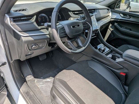 New 2025 Jeep Grand Cherokee Altitude image 11