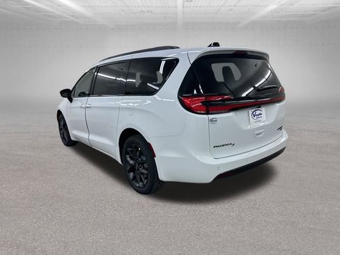 New 2026 Chrysler Pacifica Limited w/ S Appearance Package AWD/4WD image 7