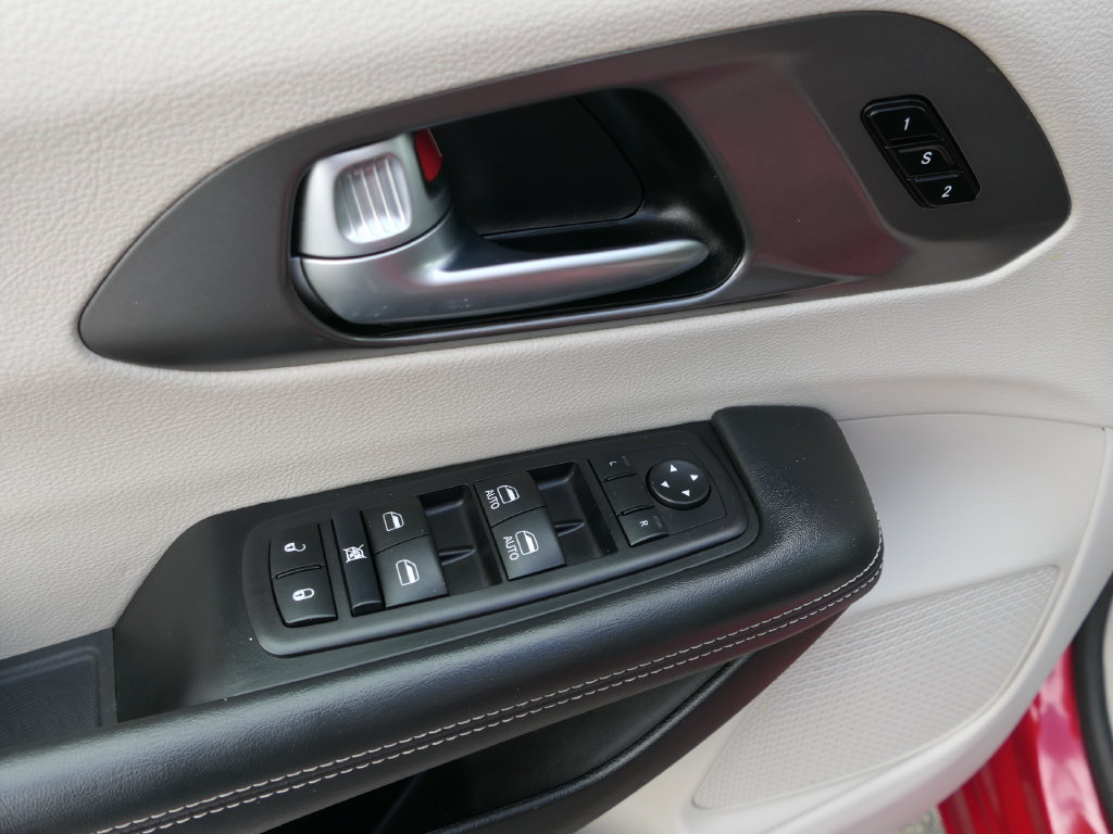 Used 2024 Chrysler Pacifica Limited FWD image 12