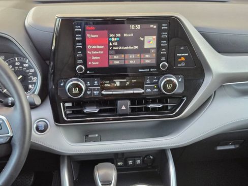 Used 2021 Toyota Highlander XLE FWD image 16