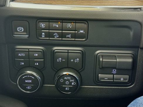 Used 2025 Chevrolet Tahoe High Country image 12