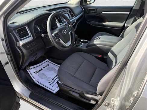 Used 2019 Toyota Highlander LE image 6